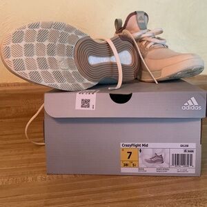 ADIDAS WOMENS  CRAZYFLIGHT MID SNEAKER.  VOLLEYBALL SHOE